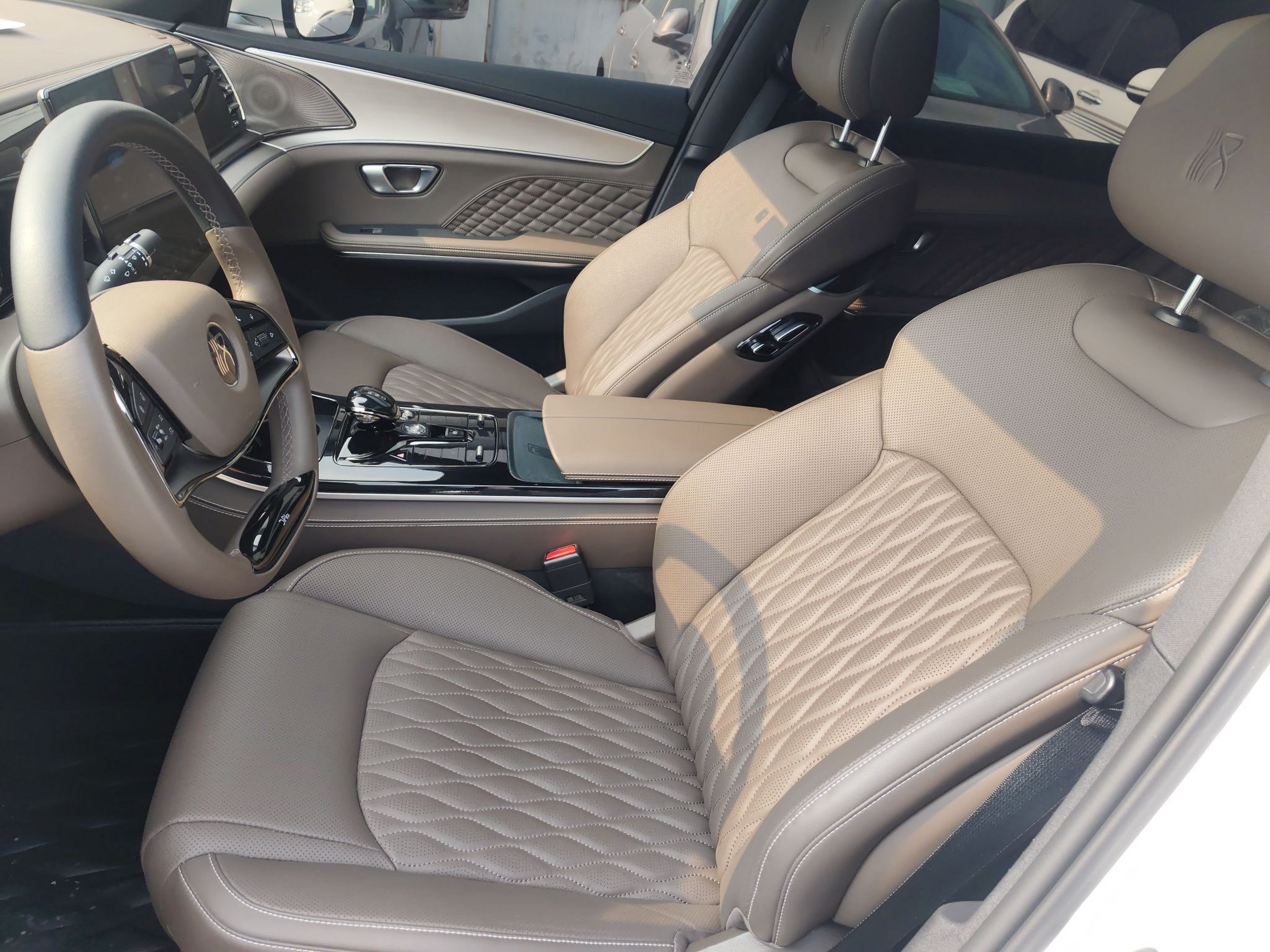 Переднее сиденье в автомобиле