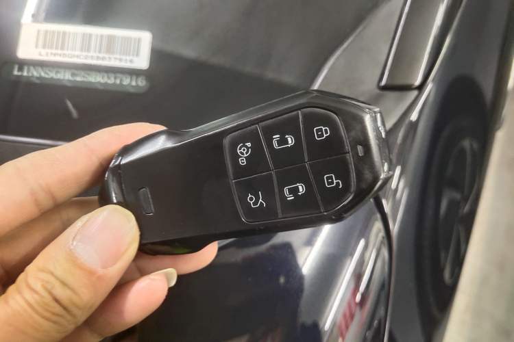 Used XPeng X9 2025 740 Ultra-Long Range Max
