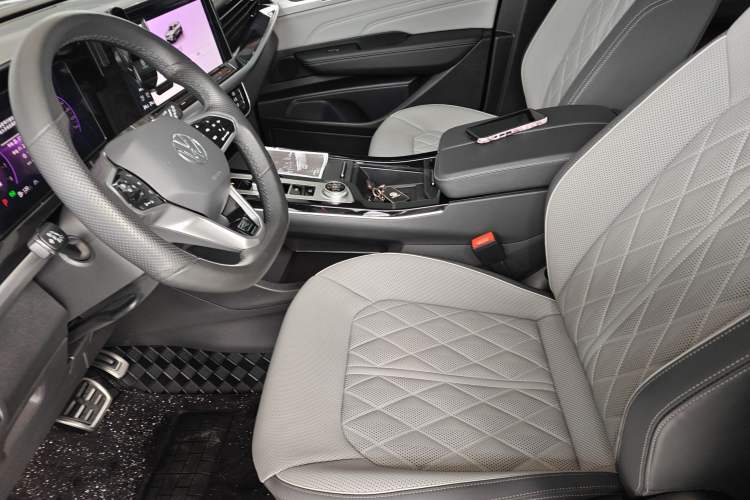 Used Volkswagen Tavendor 2024 380TSI All-Wheel Drive R-Line Cruise Edition
