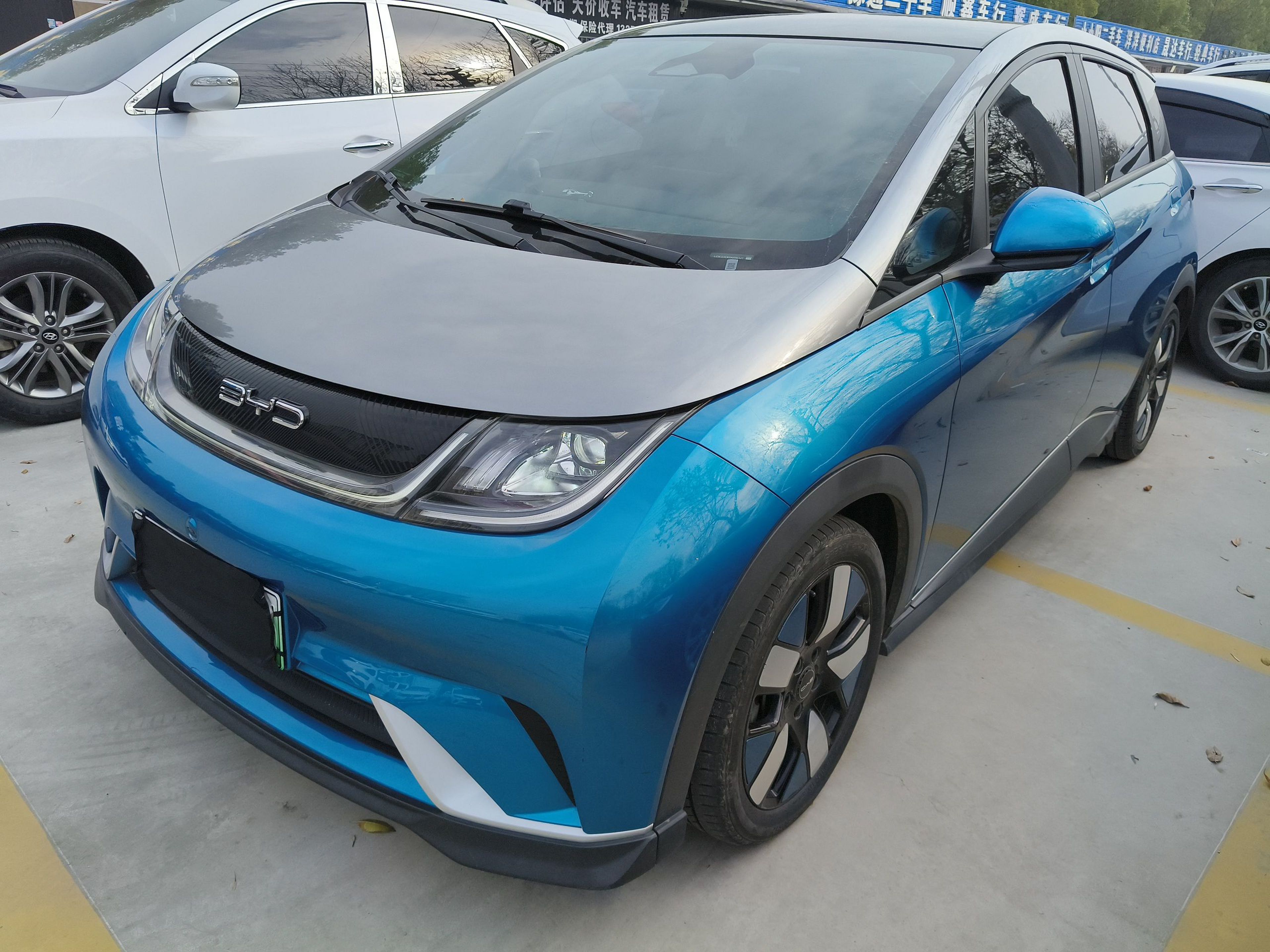 Под передней частью автомобиля