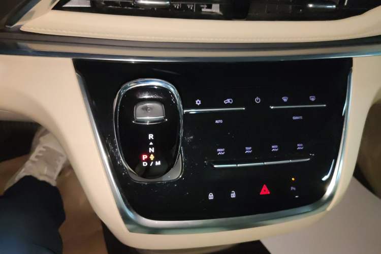 Used Buick GL8 2023 Facelifted Land Cruiser Executive Luxury Version
