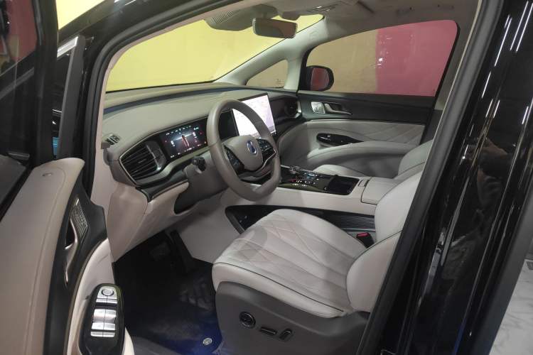 Used Denza D9 2024 DM-i 980 Four-Wheel Drive Flagship Model