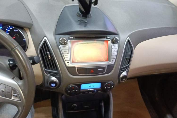 Used Hyundai ix35 2013 2.0L Automatic Two-Wheel Drive Smart GLS China IV Standard