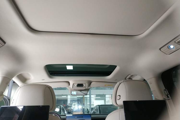 Used Denza D9 2025 DM-i Intelligent Drive 1020 Four-Wheel Drive Prestige Model
