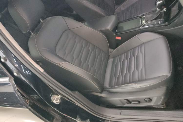 Used Volkswagen Passat 2020 Facelift 330TSI Elite Edition China VI Standard