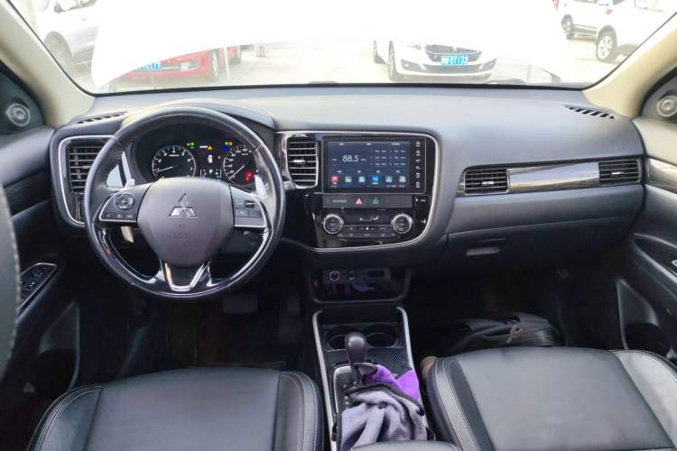 Used Mitsubishi Outlander 2019 2.4L 4x4 Zhi Xiang Edition 5 Seats China VI Standard
