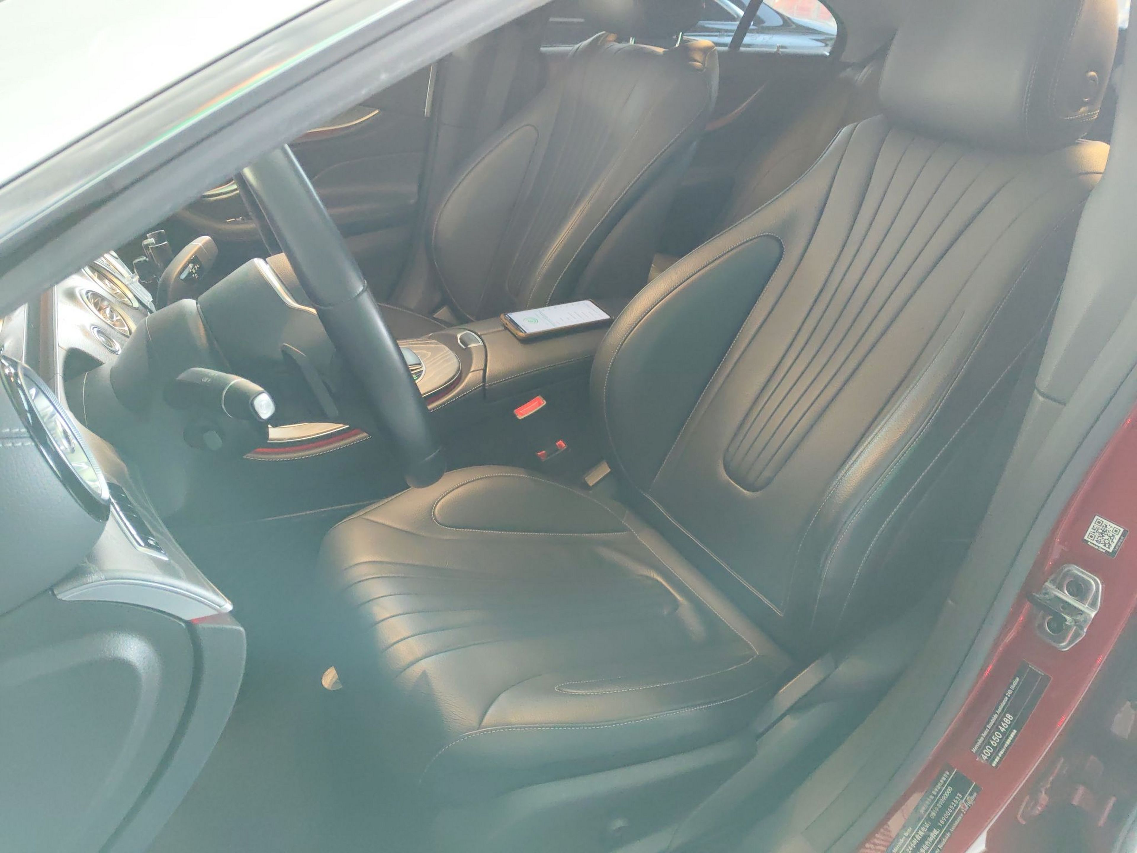 المقاعد الأمامية داخل السيارة