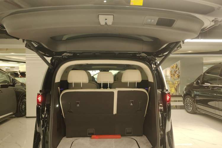 Used Denza D9 2024 DM-i 1050 Luxury Model
