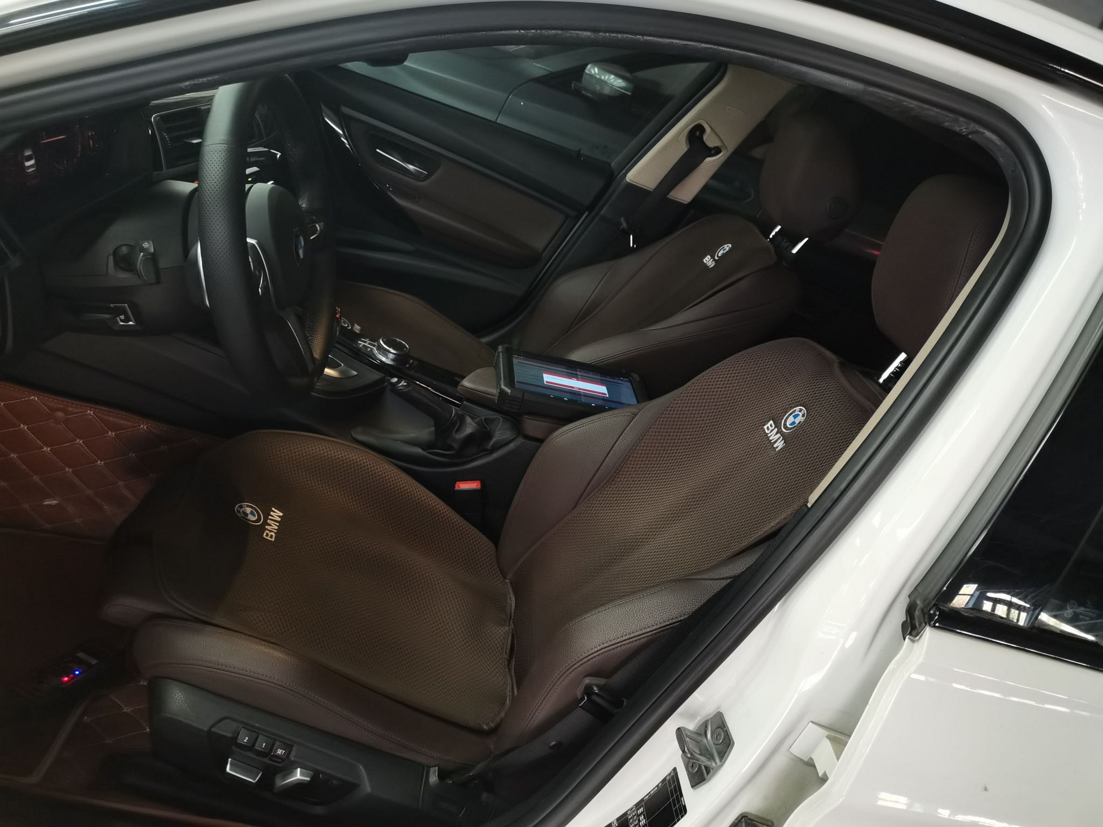 المقاعد الأمامية داخل السيارة