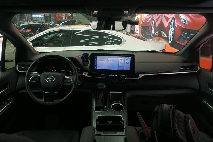 Used Toyota Sienna 2023 2.5L Hybrid Deluxe Edition
