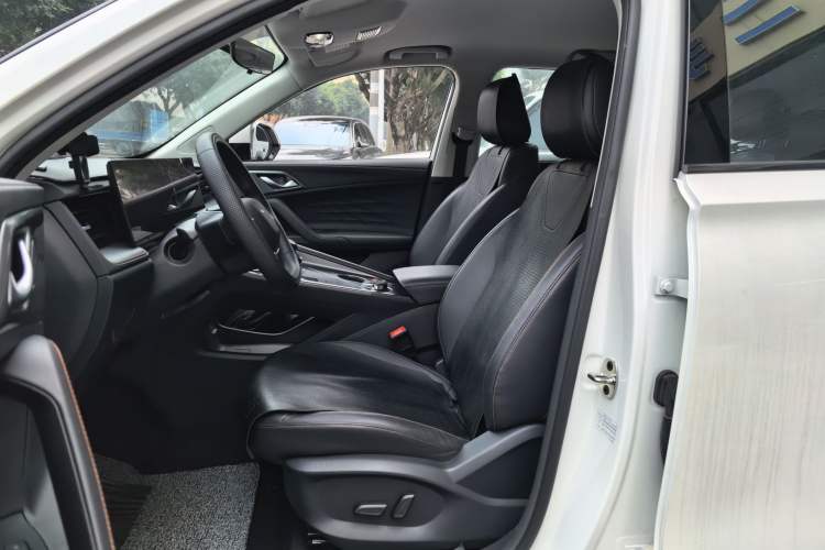 Used Roewe D5X DMH 2024 135 Luxury Edition
