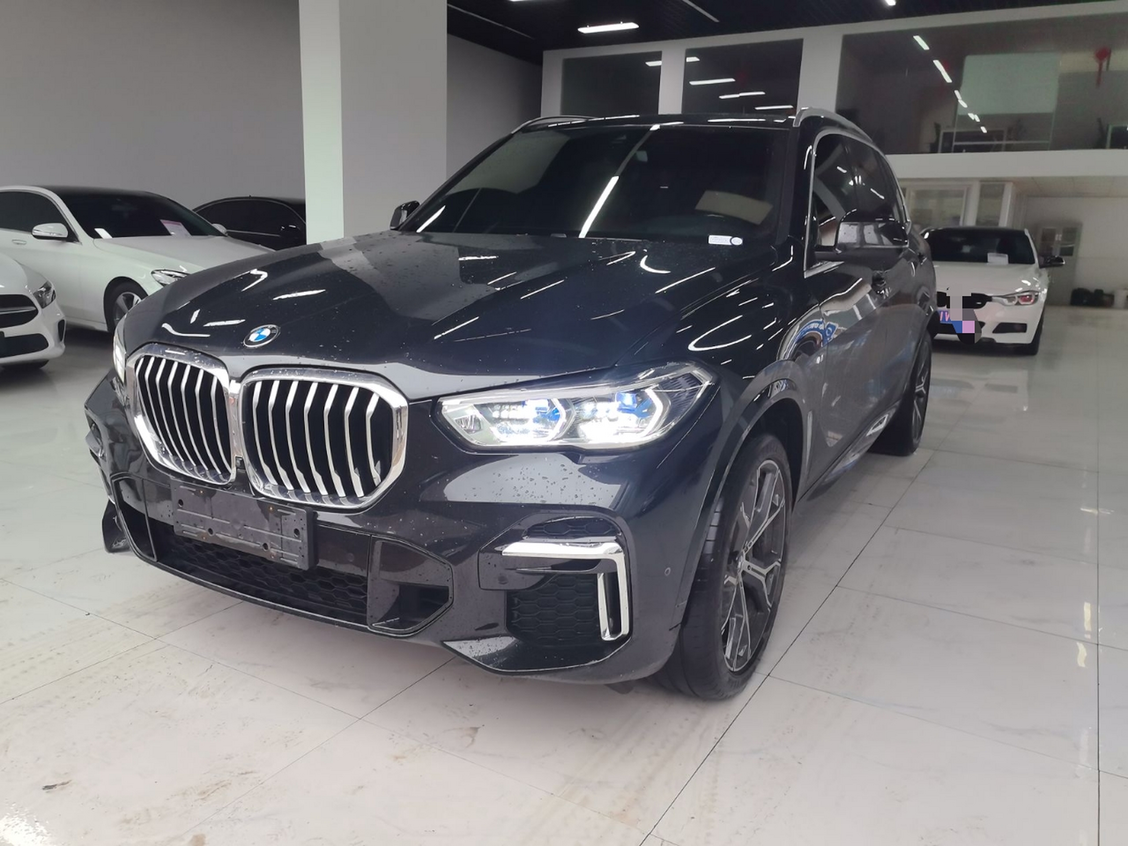 Под передней частью автомобиля