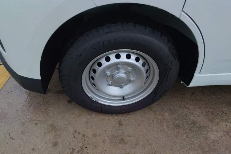 Used Wuling Yangguang 2024 300KM Comfort Version Passenger Van 75kW
