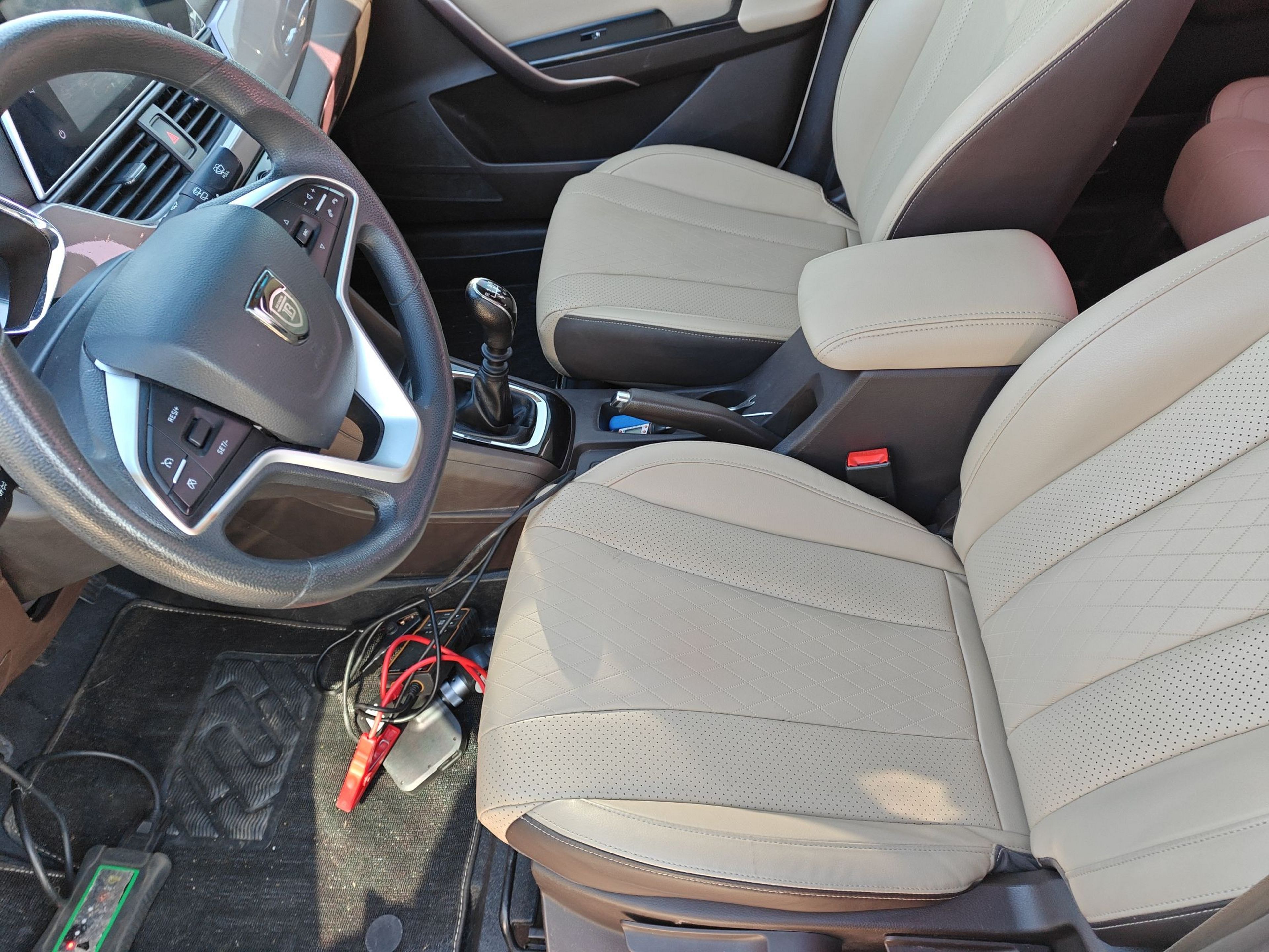 المقاعد الأمامية داخل السيارة