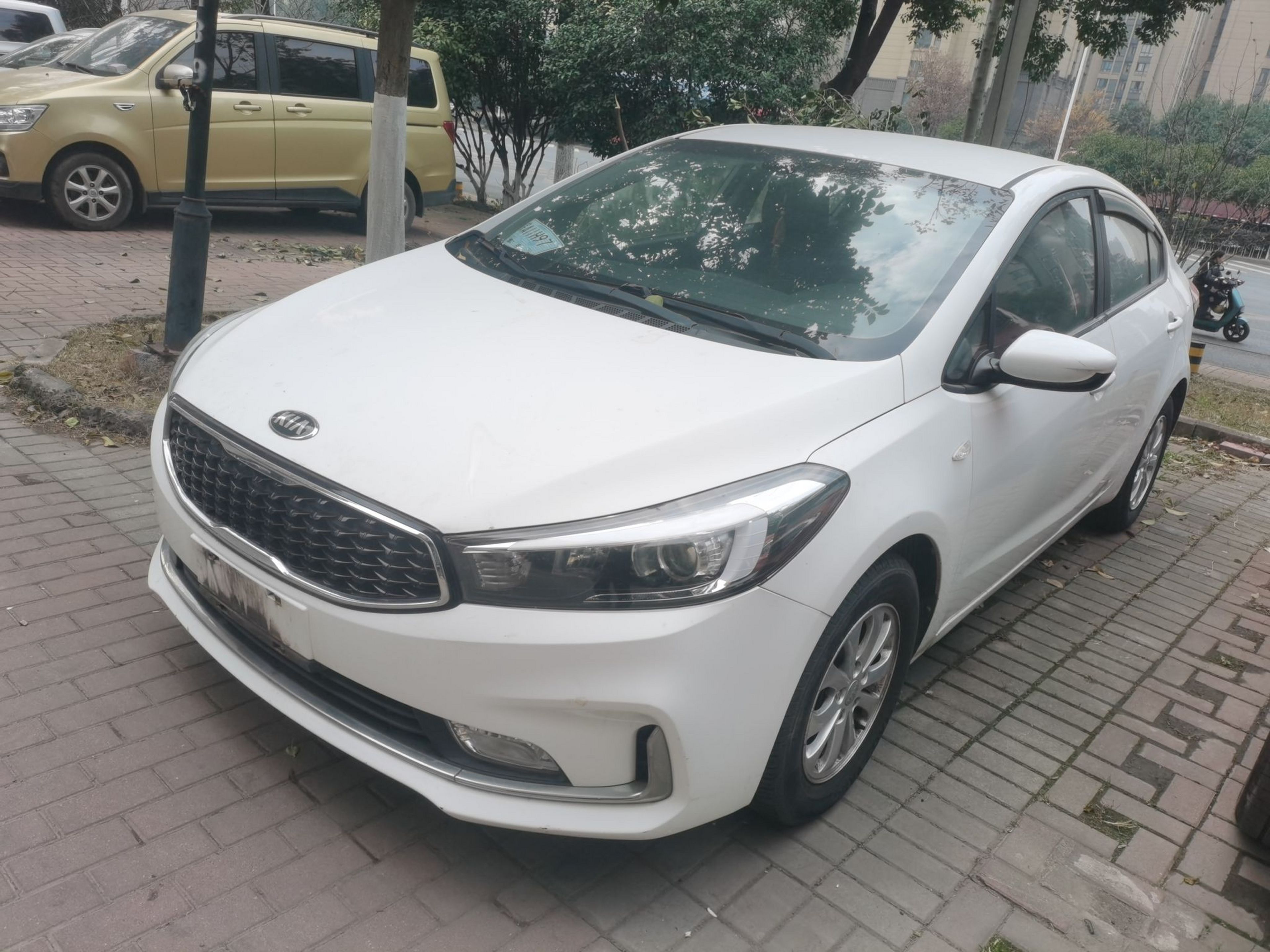 Под передней частью автомобиля