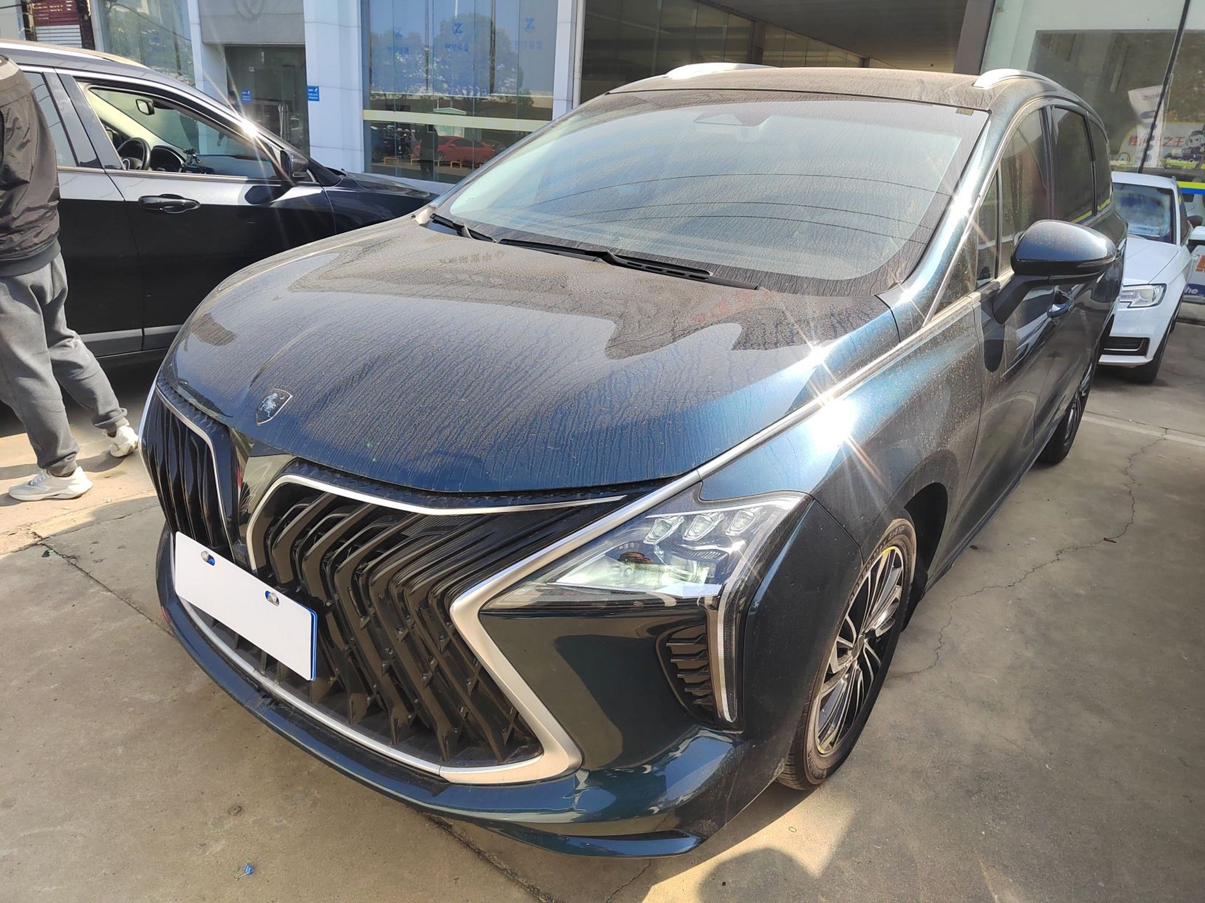 Под передней частью автомобиля