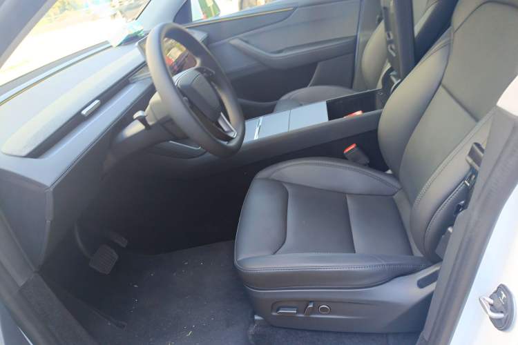 Used Tesla Model Y 2025 Rear-Wheel-Drive Version
