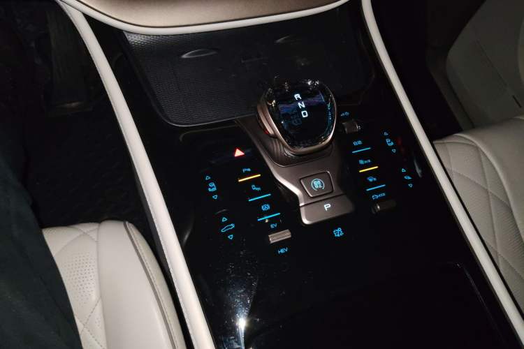 Used Denza D9 2022 DM-i 970 Four-Wheel Drive Prestige Model