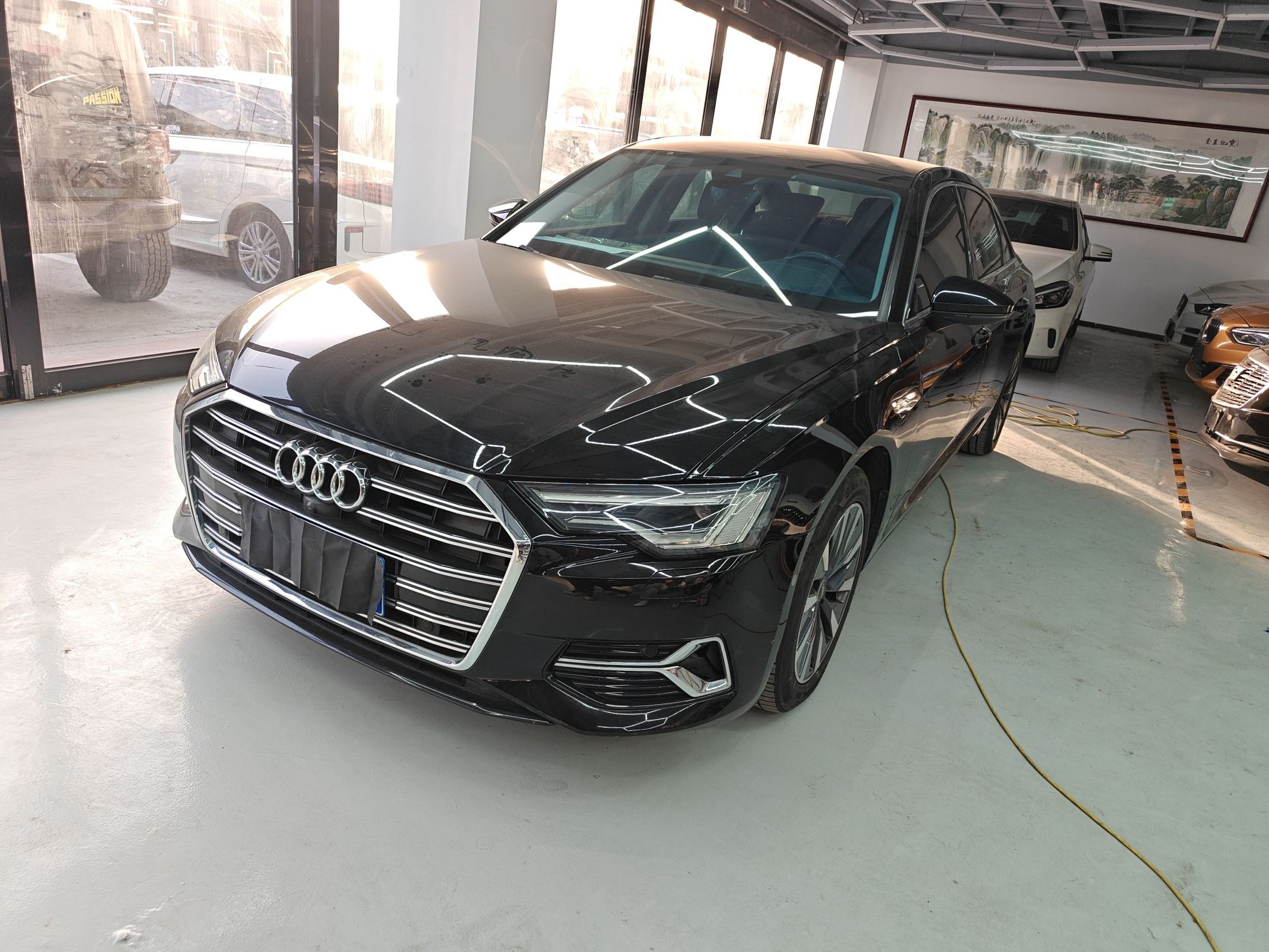 تحت مقدمة السيارة