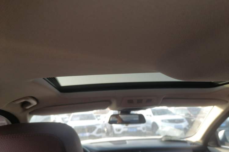 Used BMW 5 Series 2014 525Li Leading Model
