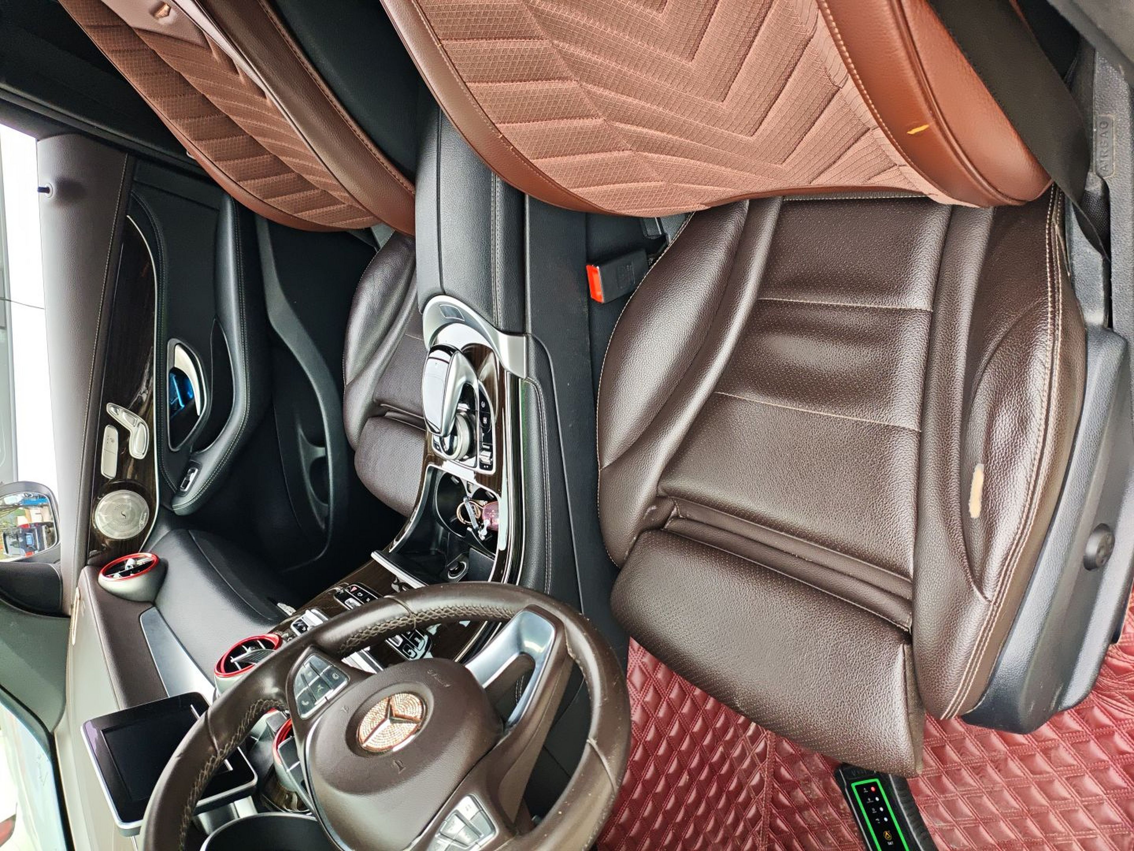 Переднее сиденье в автомобиле