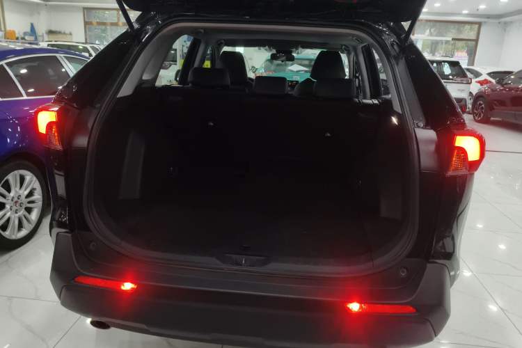 Used Toyota RAV4 2023 Dual-Motor 2.5L E-CVT Two-Wheel Drive Elite Edition
