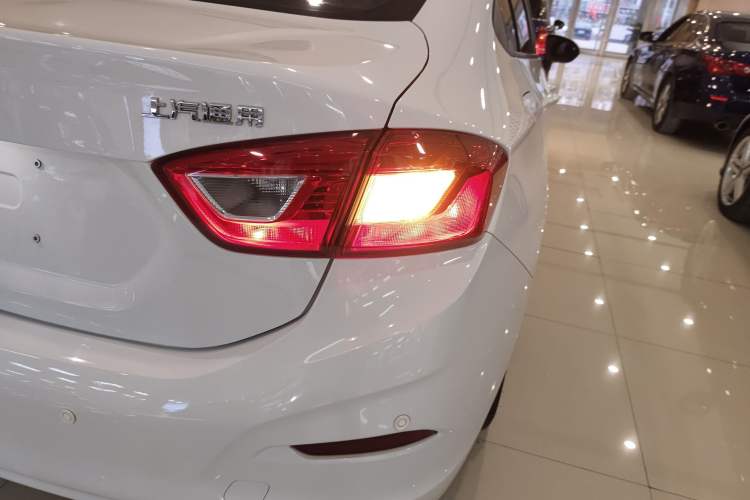 Used Chevrolet Cruze 2018 320 Automatic Pioneer Sunroof Edition
