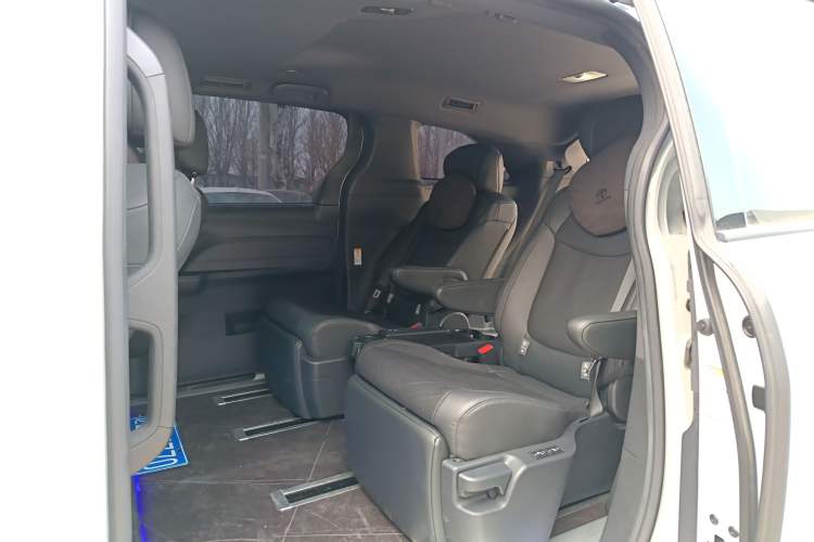 Used Toyota Sienna 2021 2.5L Hybrid Premium Edition
