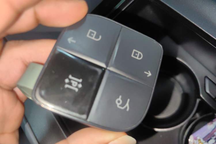 Used Lynk & Co 08 EM-P 2025 220 km All-Wheel-Drive Performance Halo
