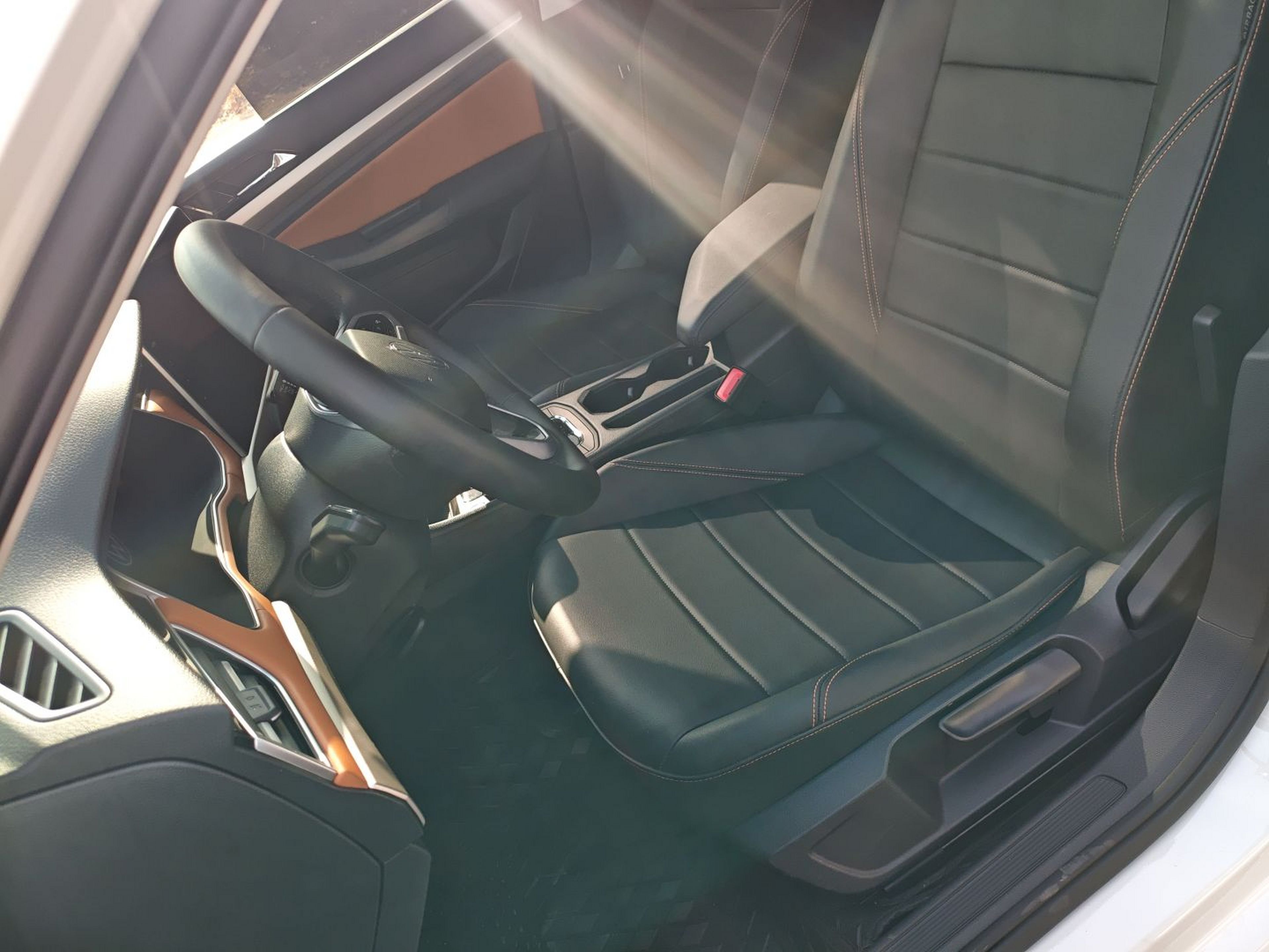 المقاعد الأمامية داخل السيارة