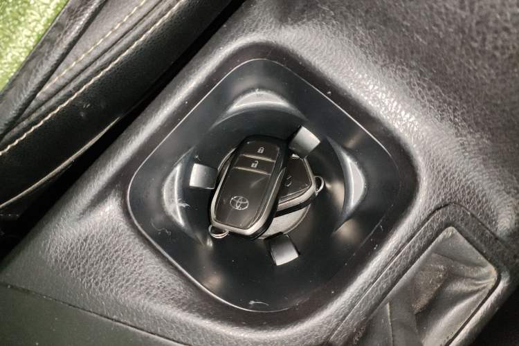 Used Toyota RAV4 2016 2.0L CVT Two-Wheel Drive Fashion Edition China V Standard
