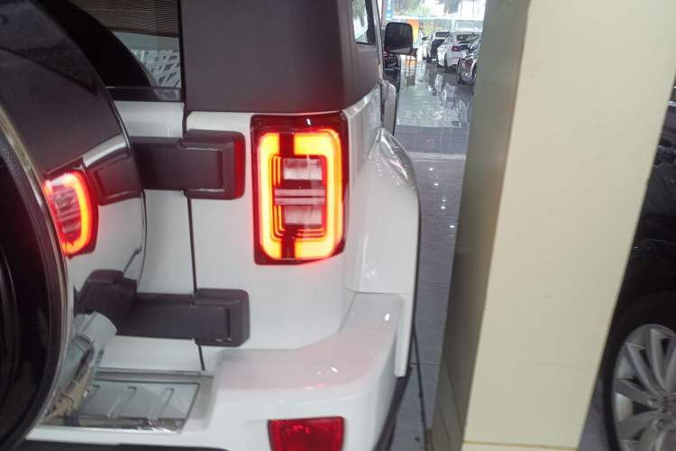 Used  BJ40 2023 2.0T Automatic Four-Wheel Drive Urban Hunter Edition Chivalrous Type
