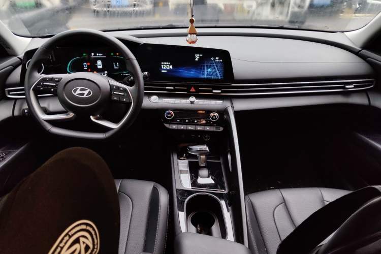 Used Hyundai Elantra 2023 1.5L CVT LUX Prestige Edition
