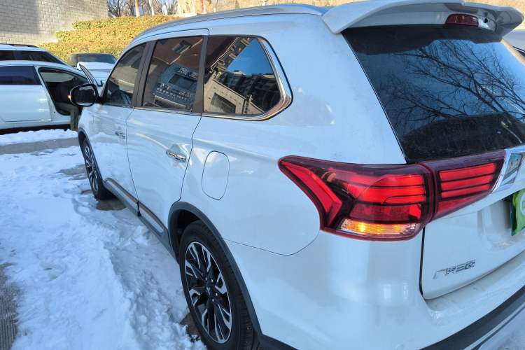 Used Mitsubishi Outlander 2019 2.4L 4x4 Zhi Xiang Edition 5 Seats China VI Standard