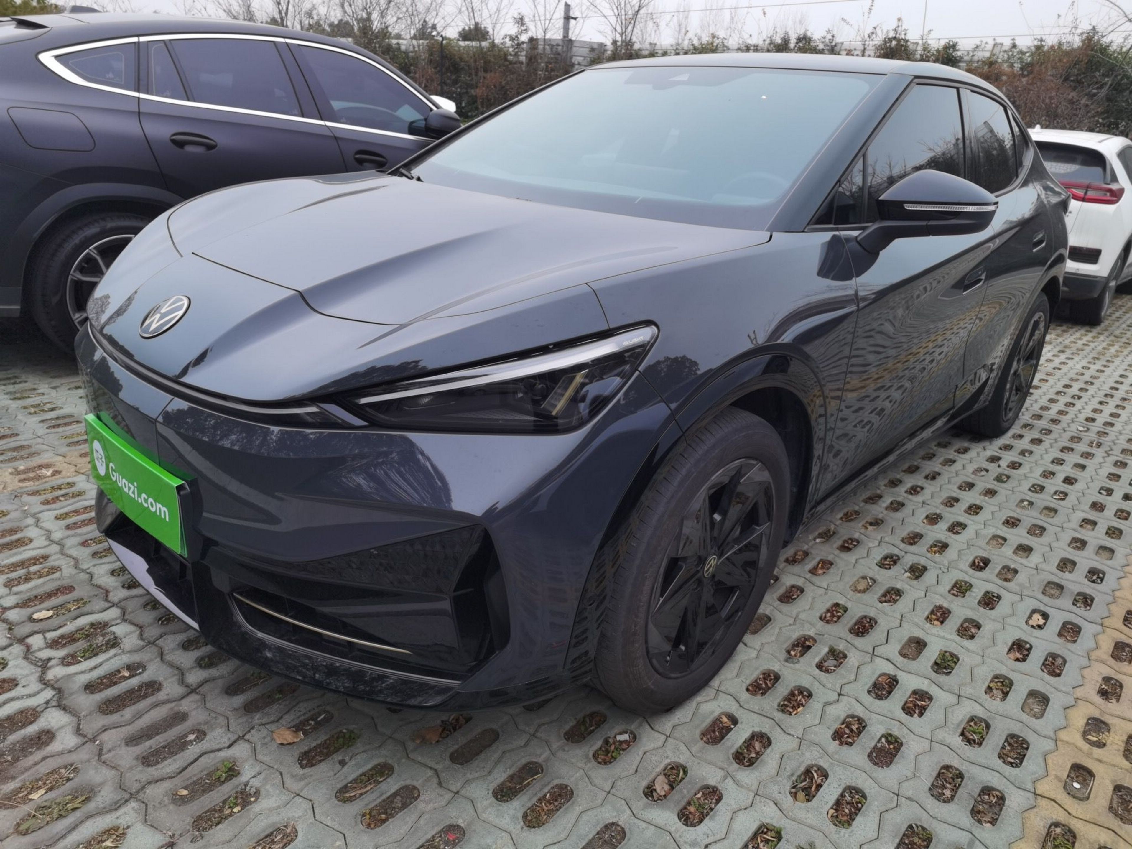 Под передней частью автомобиля