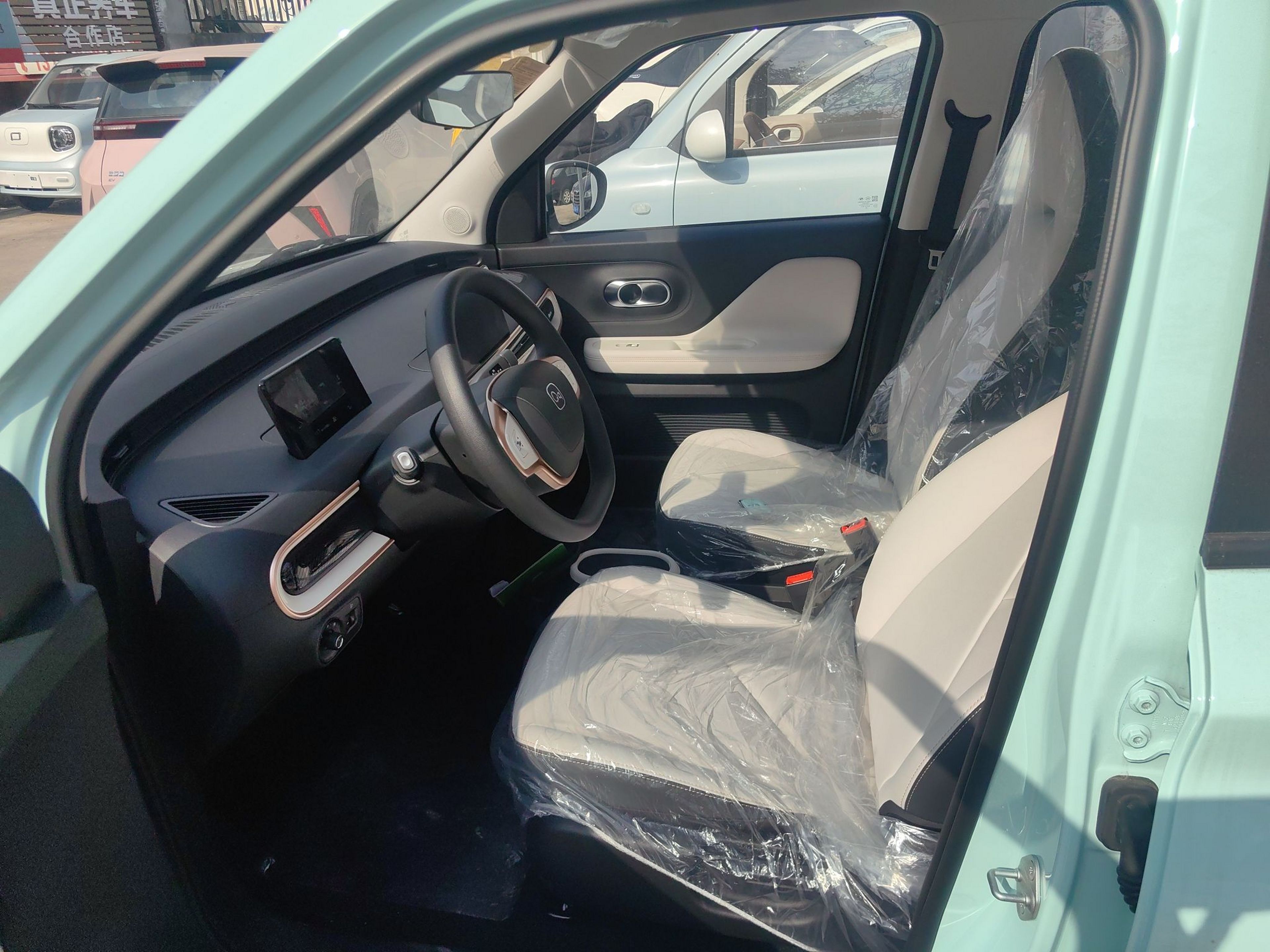 المقاعد الأمامية داخل السيارة