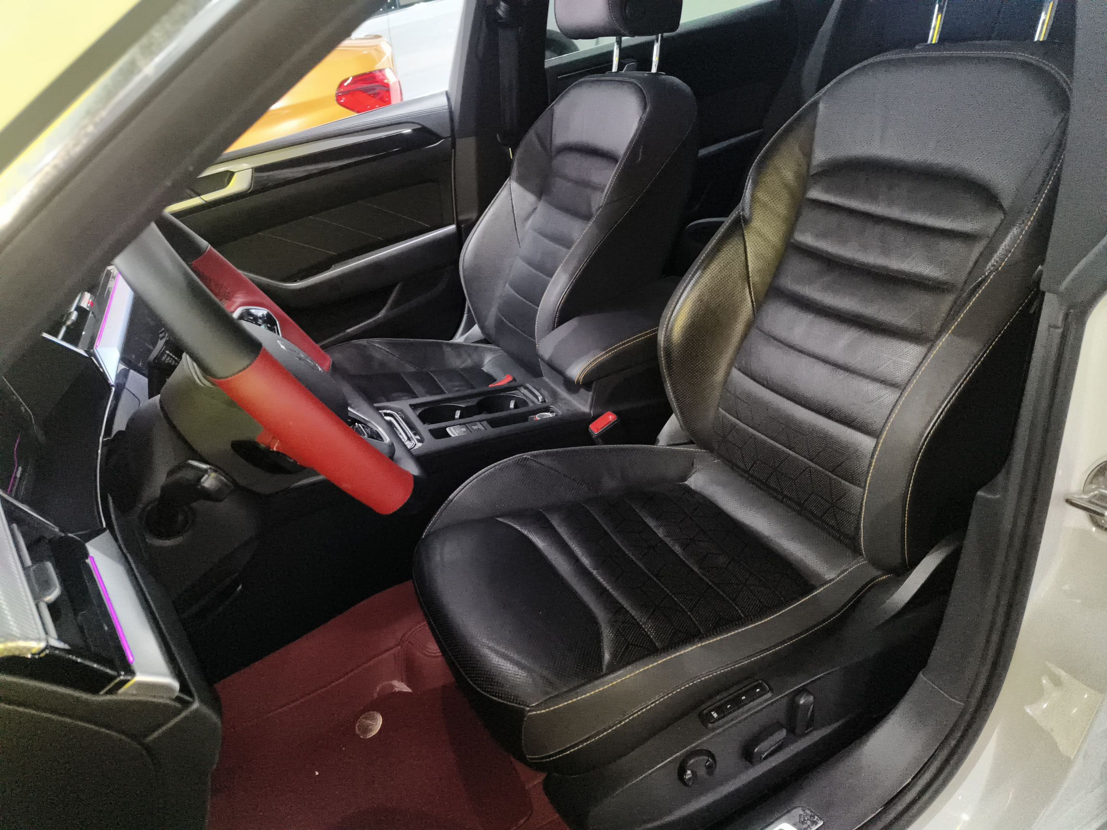 المقاعد الأمامية داخل السيارة