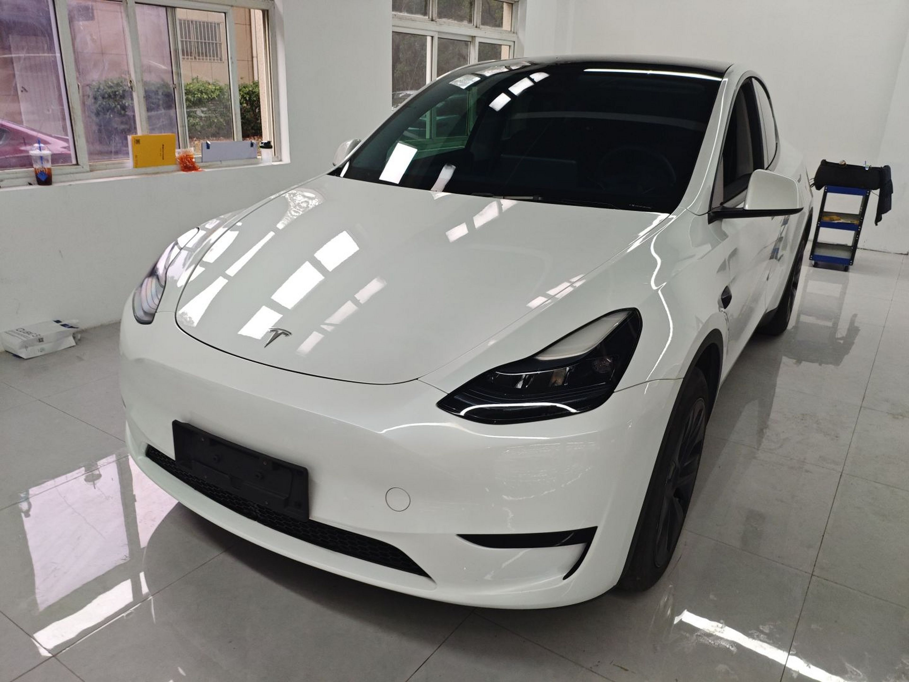 Под передней частью автомобиля