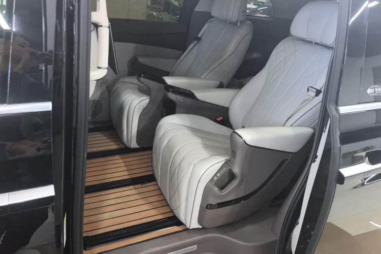 Used Denza D9 2022 DM-i 970 Four-Wheel Drive Flagship Model
