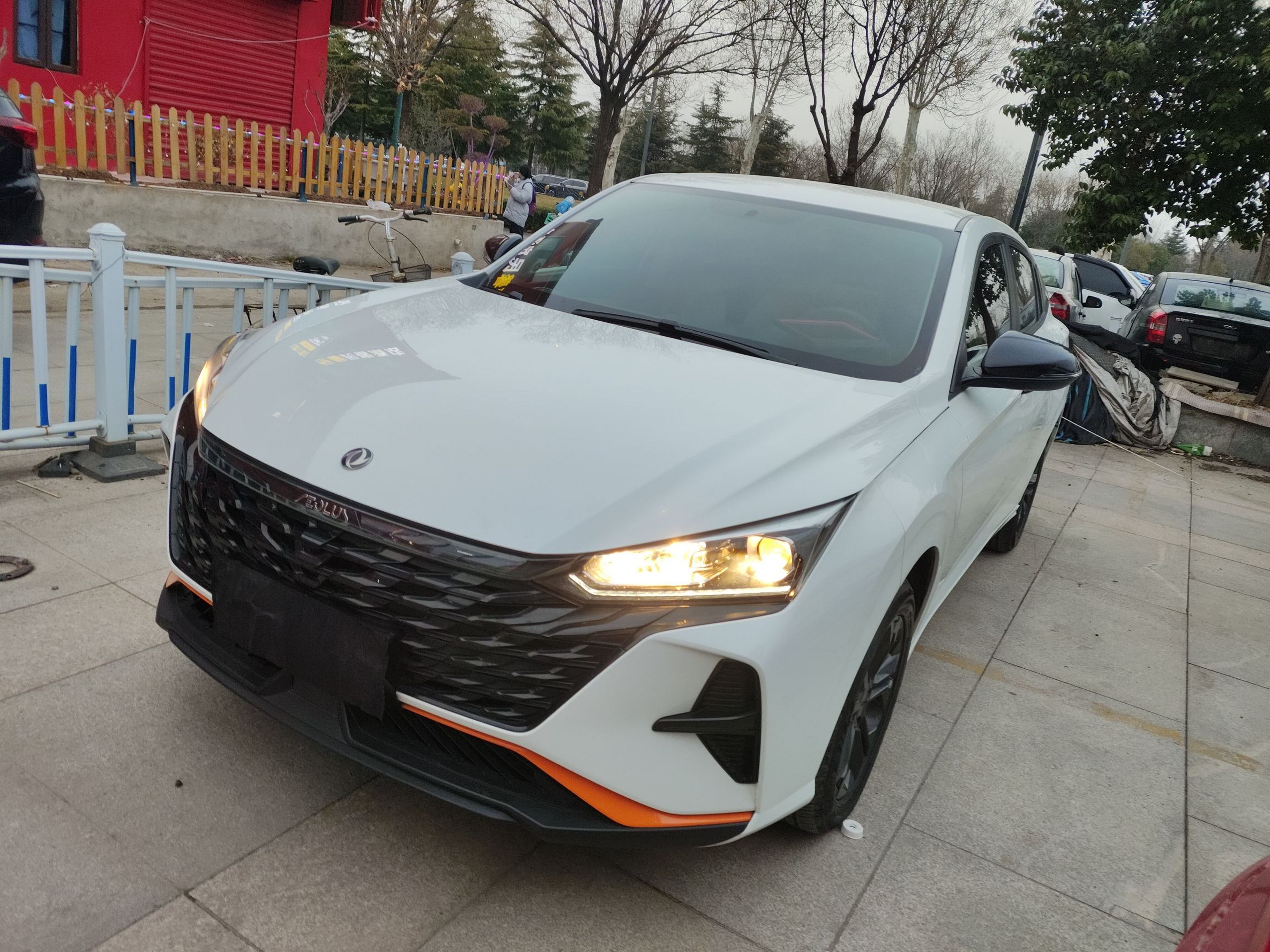 تحت مقدمة السيارة