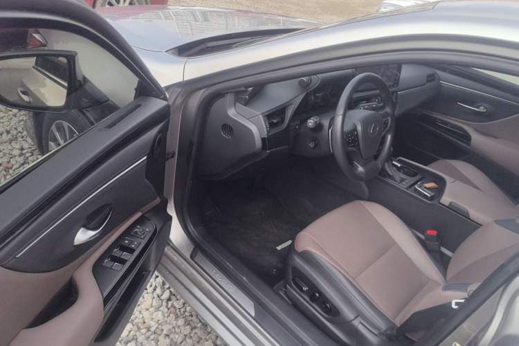 Used Lexus ES 2023 200 Excellence Edition
