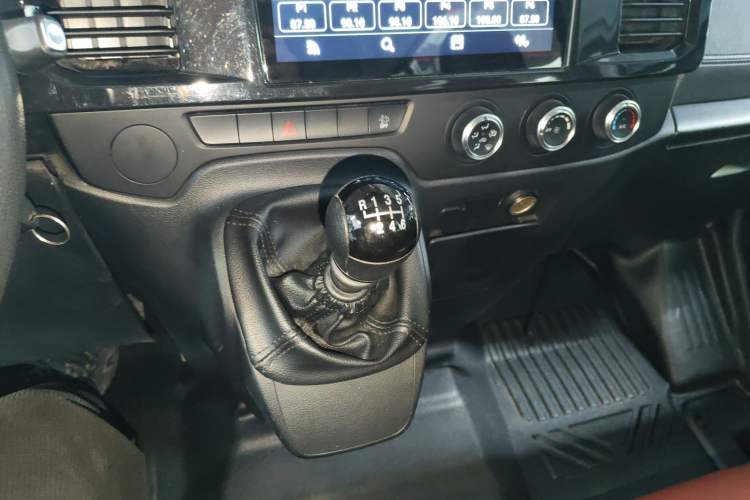 Used JMC Fushun 2022 2.0T Manual Multi-Function Passenger Vehicle Mid-Range High Roof 6-7 Seats
