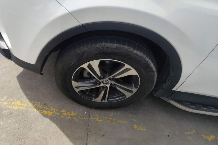 Used Toyota RAV4 2015 2.0L CVT Two-Wheel Drive Fashion Edition
