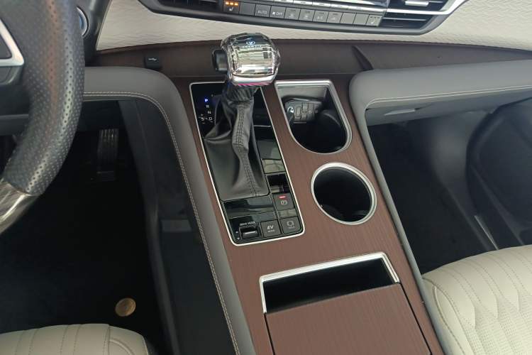 Used Toyota Granvia 2023 2.5L Hybrid Prestige PLUS Edition
