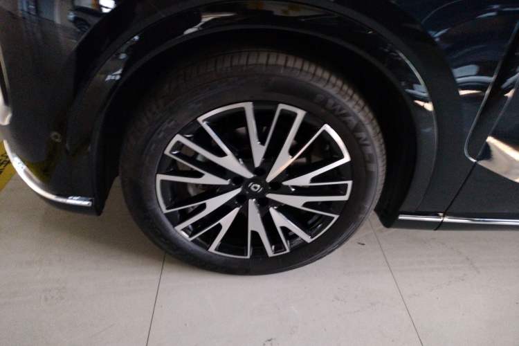 Used  Q07 2025 215 Flagship Edition