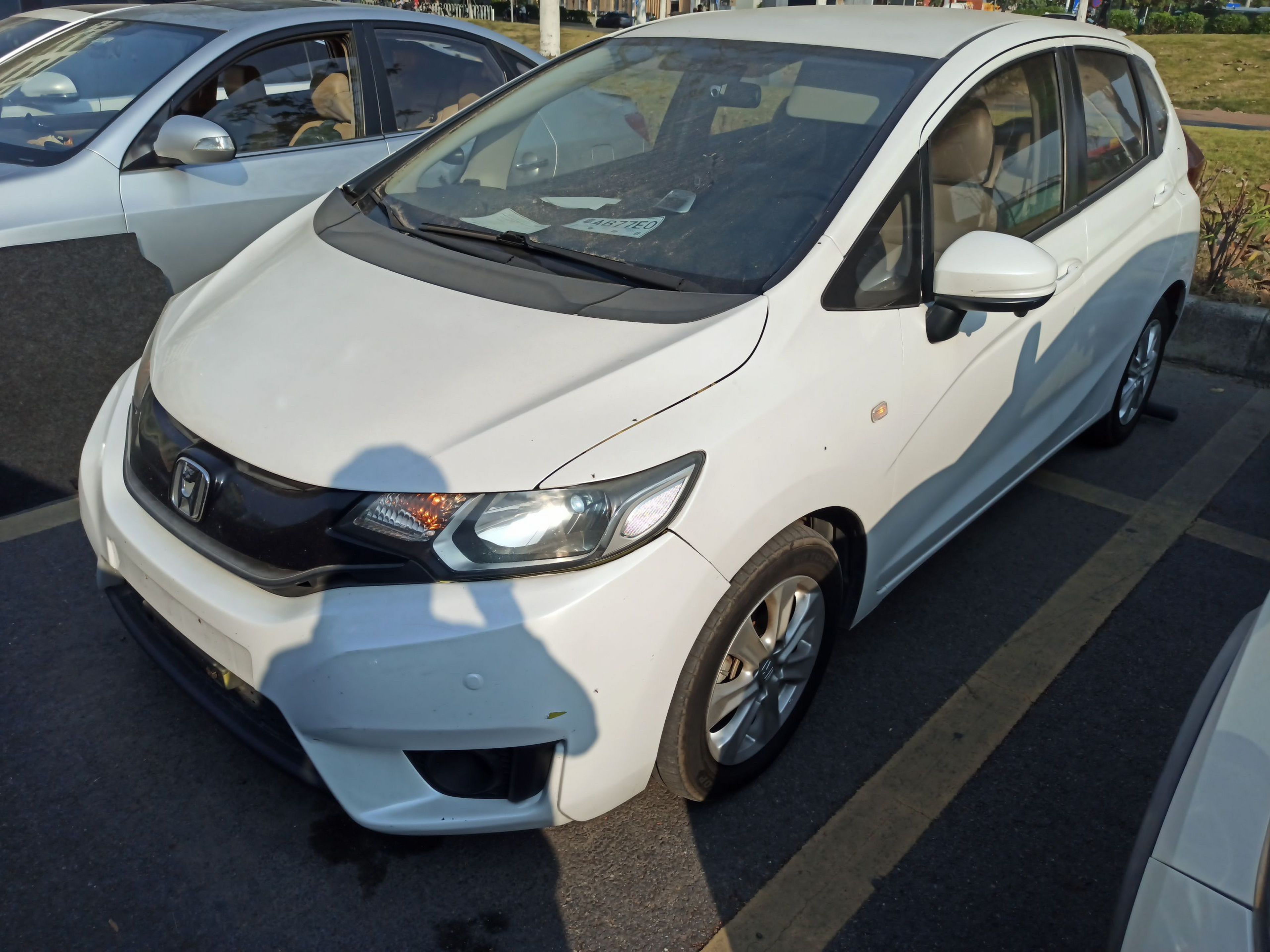 Под передней частью автомобиля