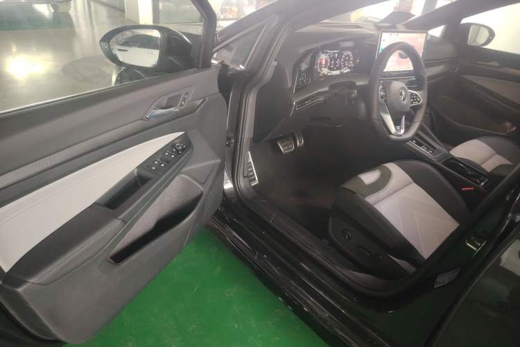 Used Volkswagen Golf 2025 Facelift 300TSI R-Line