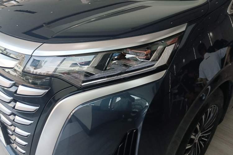 Used Denza D9 2024 DM-i 1050 Luxury Model
