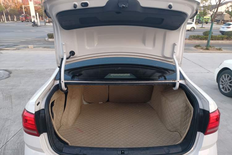 Used Volkswagen Lavida 2015 1.6L Automatic Fashion Edition
