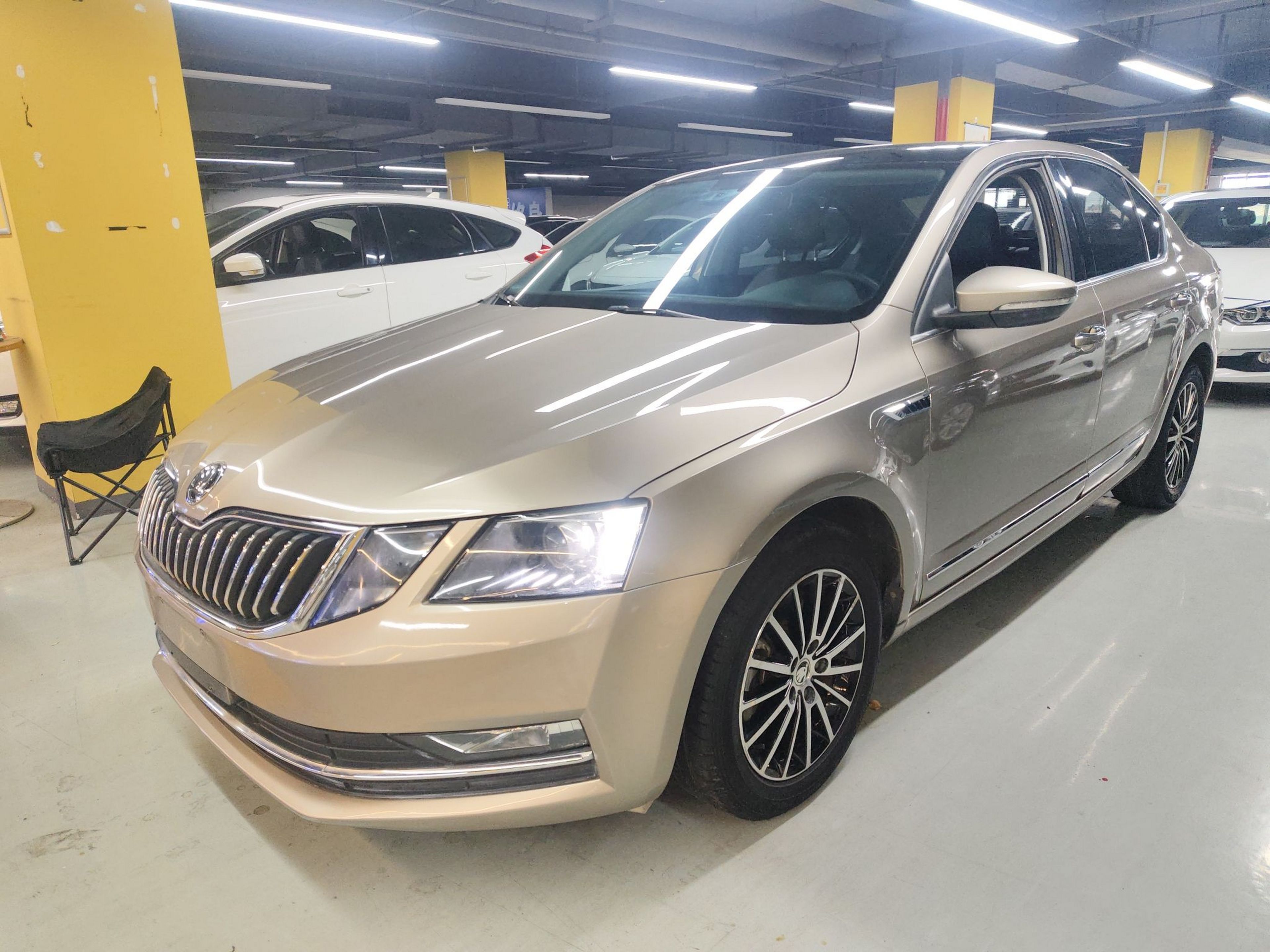 Под передней частью автомобиля